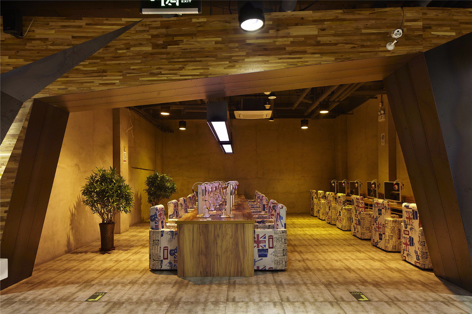 浦東新區工業風網吧裝修設計-第4張圖片-上海古都建筑設計集團 浦東新區工業風網吧裝修設計-第4張圖片-上海古都建筑設計集團