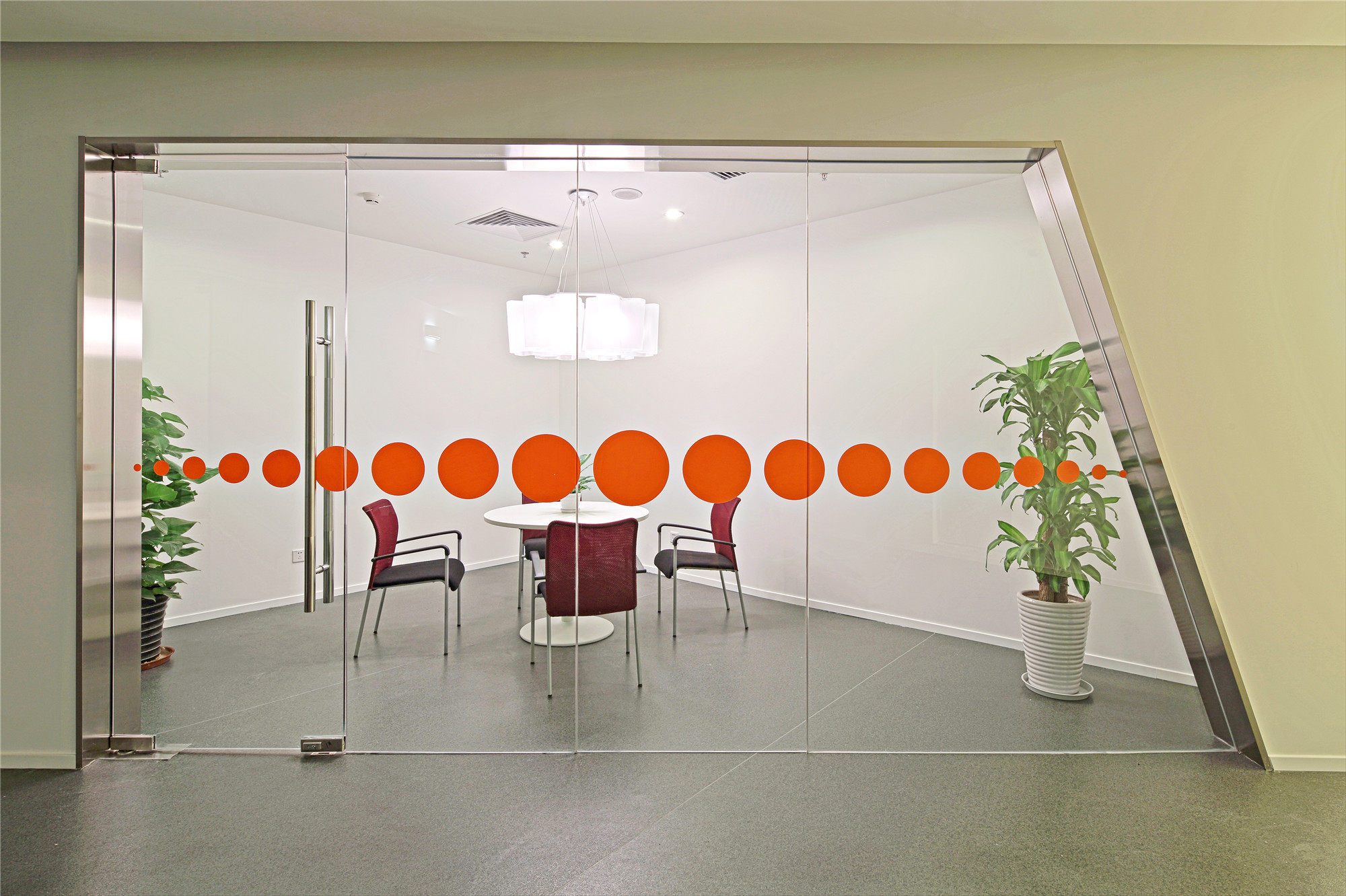 現(xiàn)代時尚辦公室裝修設(shè)計效果圖-第5張圖片-上海古都建筑設(shè)計集團(tuán) 現(xiàn)代時尚辦公室裝修設(shè)計效果圖-第5張圖片-上海古都建筑設(shè)計集團(tuán)